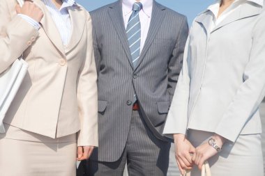 Yakışıklı Japon işadamının portresi. Sokakta poz veren iki iş kadını.