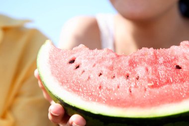 Piknikte karpuz yiyen Asyalı kadını kapat. 