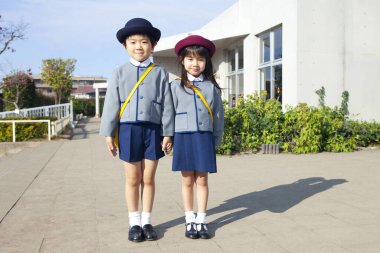 İlkokulda iki neşeli Japon çocuk.