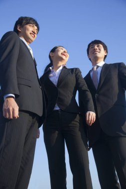 Üç iş adamı dışarıda bekliyor. 