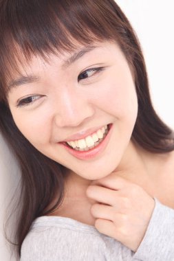 Güzel Asyalı kadın poz veriyor, stüdyo fotoğrafı. 