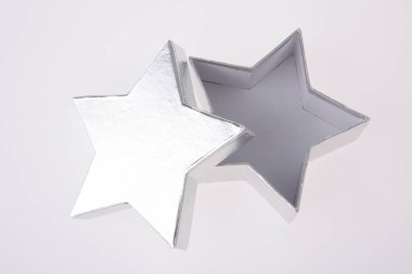 arkaplanda yıldız şekilli hediye kutusu, kapat