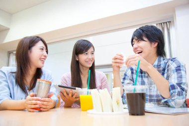 Üniversite kantininde tablet kullanan Asyalı öğrencileri kapatın.