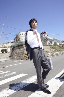 Genç işadamı geçiş sokak