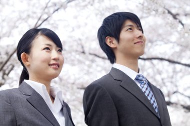 Parktaki genç çift.