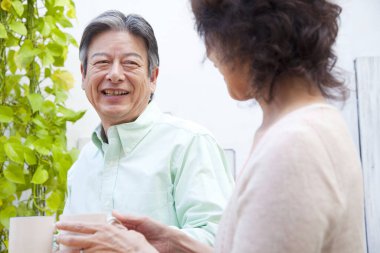 Evde kahve içme kıdemli mutlu çift 