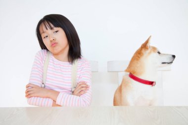 Shiba inu köpeği olan güzel Asyalı kız.