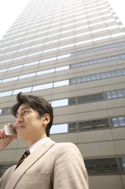 Şehirde cep telefonu kullanarak iş adamı