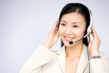 Gülümseyen çağrı merkezi operatörü, stüdyo çekimi 