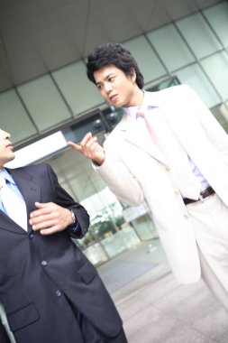 Modern ofise yakın duran iş adamları, kurumsal konsept