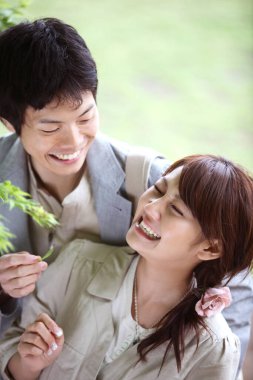 Mutlu Asyalı çifti birbirine yakın tut. 