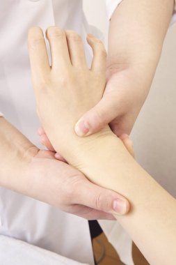 Genç bir kadın masaj yaptırıyor.