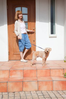 genç kadın yürüyen köpek