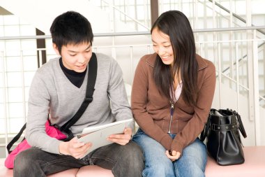 Üniversite koridorunda neşeli Japon öğrenciler