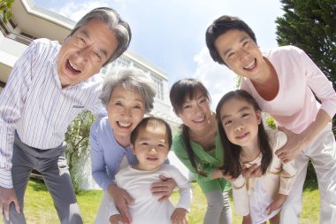 Büyük mutlu Asyalı aile. 