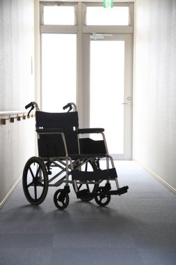 Hastane koridorunda tekerlekli sandalye