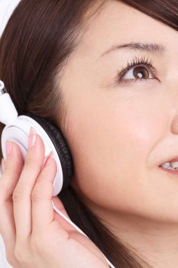 Kulaklıkla müzik dinleyen kadın