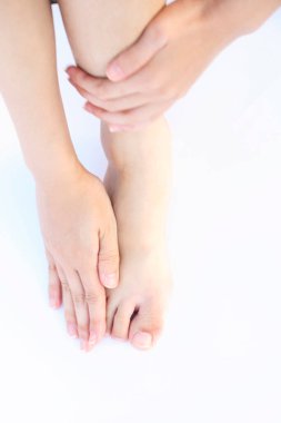 Kadının eliyle ayağına dokunurken çekilmiş bir fotoğrafı.