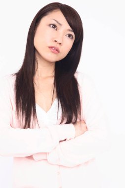 Asyalı bir kadının hüzünlü bir ifadeyle portresi