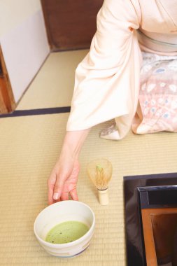 Genç ve güzel Asyalı kadın çay seremonisinde.