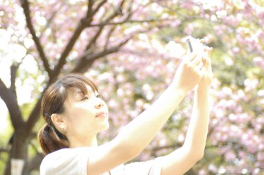 Parkta selfie çeken genç bir kadın. 