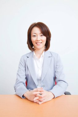 Masadaki Asyalı genç bir iş kadınının portresi. 