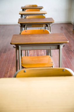 Boş masa ve sandalyeli sınıf