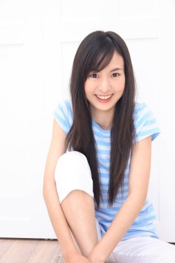 katta oturan genç kadın