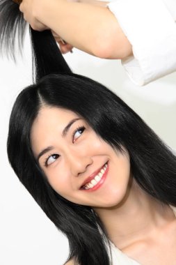 Kuaförde gülümseyen Japon kadının portresi.