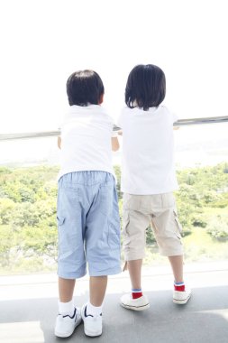 Parkta oynayan iki küçük çocuk.