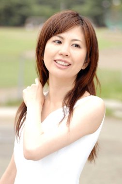 Asyalı kadın parkta gülümseyen