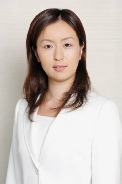 Ofisteki genç iş kadınının portresi 