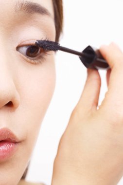 Kirpiklerinde fırça olan bir kadın.