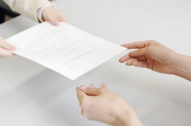 Masada iki kişi belgeleri değiş tokuş ediyor.