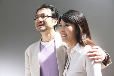 Bir kadın ve bir erkek yan yana dururlar.