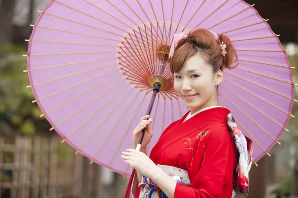Beautiful Japanese Young Woman Wearing Traditional Kimono Holding Umbrella — Stock Photo, Image