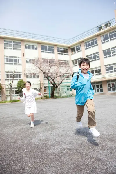 Skupina Šťastných Žáků Základních Škol Běhajících Školním Dvoře — Stock fotografie