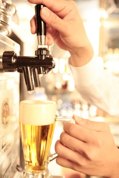 Camarero Vertiendo Cerveza Una Taza Vidrio —  Fotos de Stock