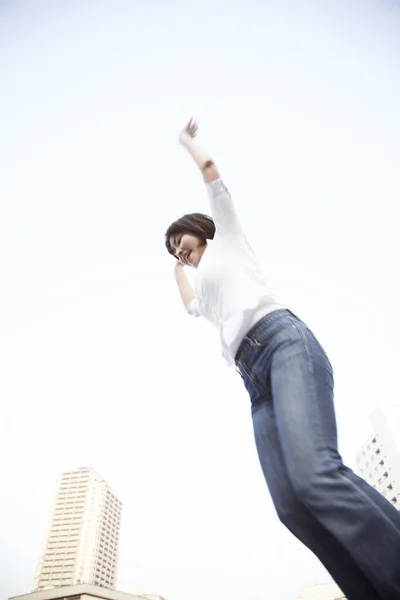 Mutlu Genç Bir Kadın Karşı Mavi Gökyüzü Atlama — Stok fotoğraf