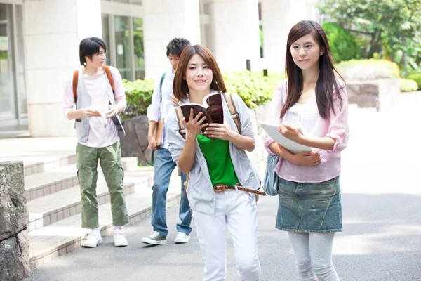 Retrato Asiático Jóvenes Estudiantes Caminando Cerca Campus Edificio — Foto de Stock