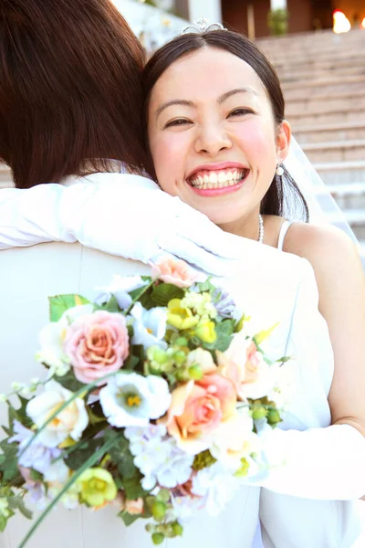 Genç ve güzel bir çiftin kucaklaşmasının portresi.