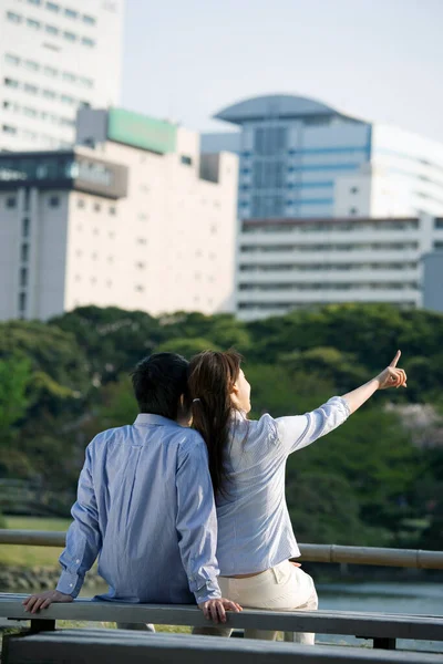Gelukkig Aziatisch Paar Liefde Dijk — Stockfoto