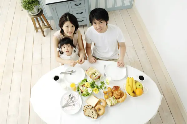 Giovane Famiglia Con Colazione Cucina — Foto Stock