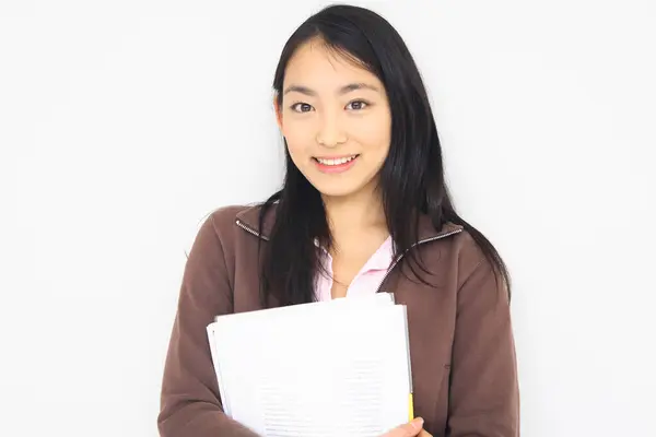 Portret Azjatyckiej Młodej Kobiety Trzymającej Podręczniki Uśmiechającej Się Studiach — Zdjęcie stockowe