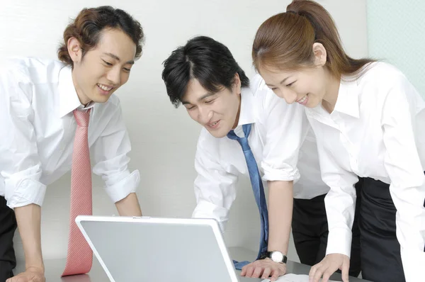 Business People Using Laptop Office — Stock Photo, Image