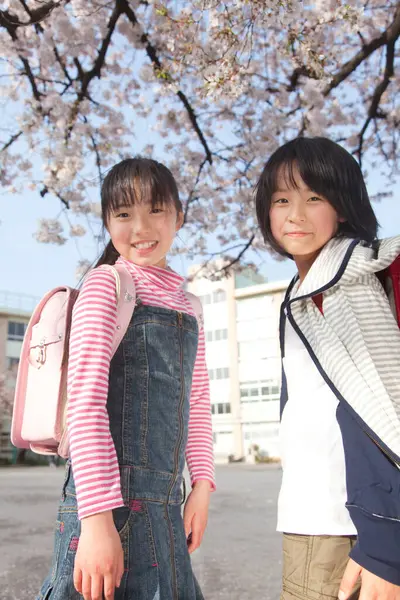 Sırt Çantalı Gülümseyen Japon Kızlar Bahar Parkında — Stok fotoğraf