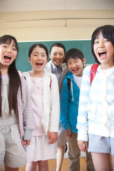 Группа Счастливых Азиатских Школьников Классе — стоковое фото