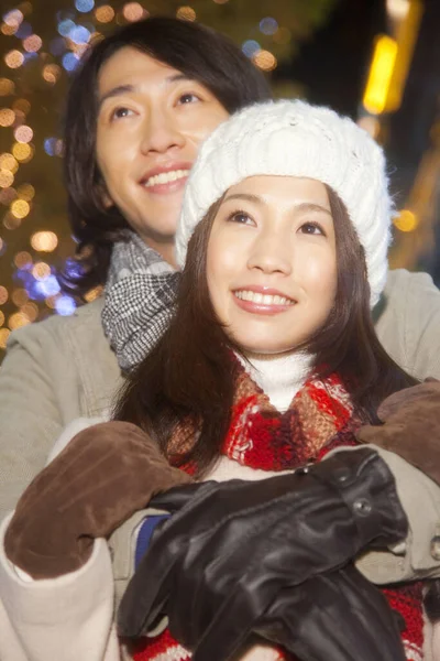 Noel Pazarında Birbirine Aşık Asyalı Mutlu Bir Çiftin Portresi — Stok fotoğraf