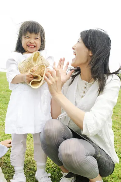 Giovane Asiatico Madre Suo Carino Figlia Giocare Parco — Foto Stock