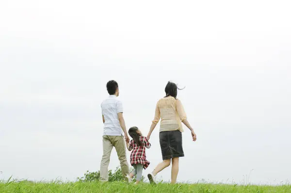 Familia Feliz Caminando Naturaleza —  Fotos de Stock